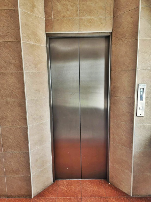 มีลิฟต์ขึ้นลงเพื่ออำนวยความสะดวก